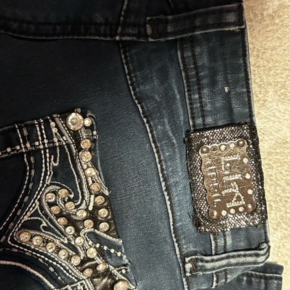 Does not have a button but can easily sew one in ! - Picture 3 of 6